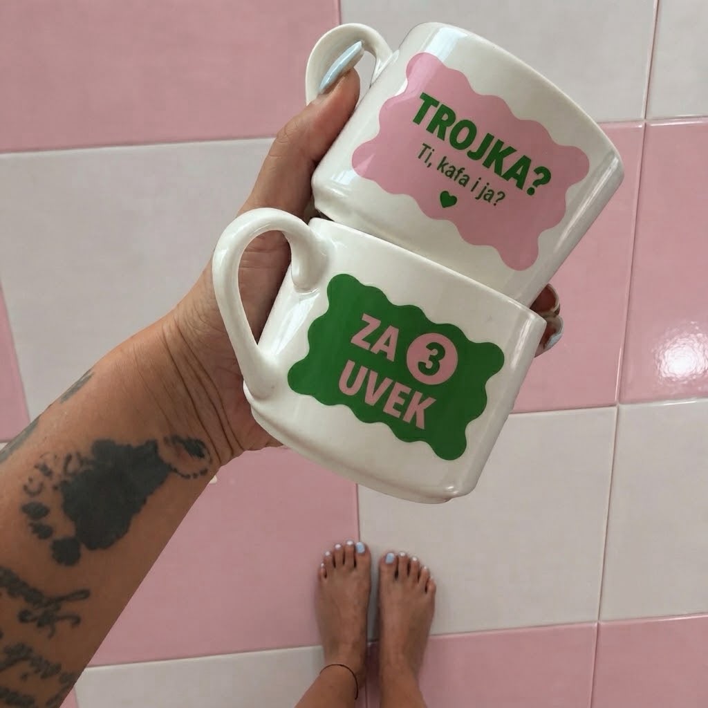 Dve bele šolje sa roze i zelenim poljem, natpisi Trojka? Ti, kafa i ja? i Za 3 uvek
